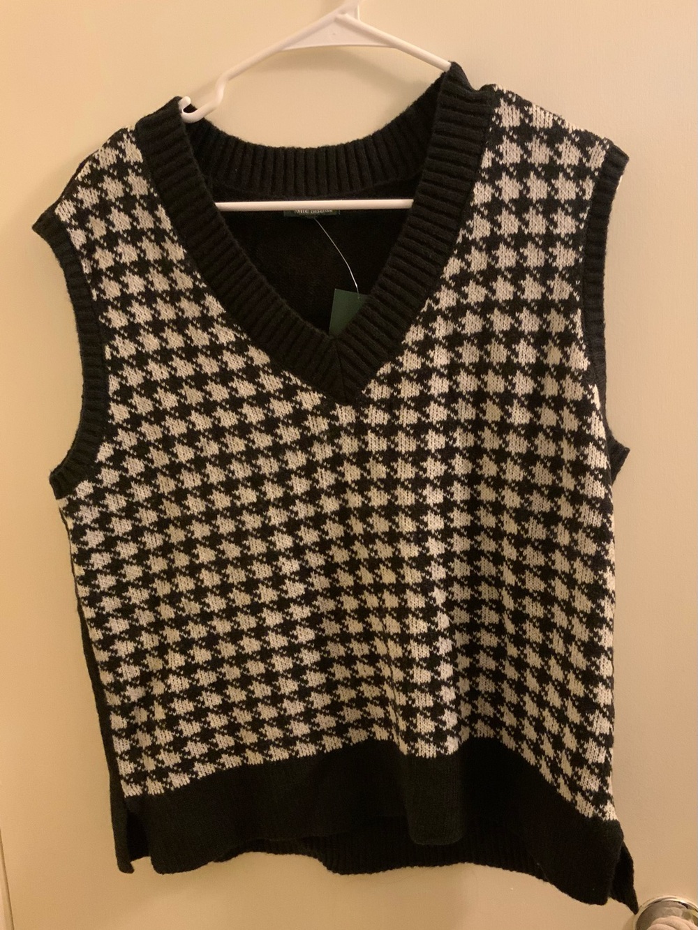 wild fable 90s Inspired Black & White Houndstooth V-Neck Sweater Vest